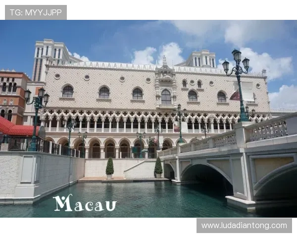 探索澳门渔人码头的多样玩法指南，带你玩转主题公园、购物中心和夜生活